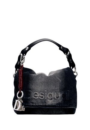 Bolso de denim negro con asa corta de cuero negro y detalle de llavero metálico que deletrea "DL", sujeto con cordón rojo.