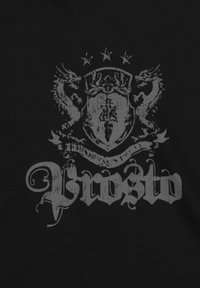 Czarna koszulka z szarym wzorem graficznym przedstawiającym herb, dwa smoki, pięć gwiazd oraz stylizowany napis "Prosto."