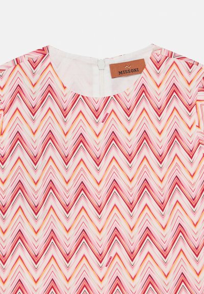 Φόρεμα Missoni με σχέδιο ζιγκ-ζαγκ σε ροζ, πορτοκαλί και λευκές αποχρώσεις. Ομαλό ύφασμα με φερμουάρ στο πίσω μέρος και ετικέτα της μάρκας. Στρογγυλή λαιμόκοψη.