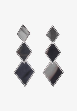 Geometrické visiace náušnice s striedajúcimi sa striebornými a čiernymi kovovými kúskami v tvare diamantov s reflexným povrchom, spojené elegantnými kovovými spojmi.