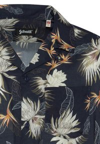 Camicia a maniche corte floreale di colore blu scuro, con grandi fiori crema e arancioni, foglie verdi, una tasca e due bottoni scuri.
