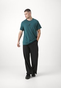Jordan JUMPMAN SHORT SLEEVE CREW - Spordi T-särk - oxidized green/black
