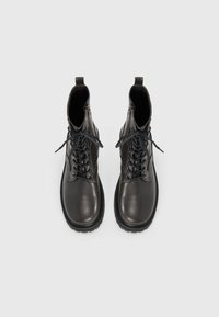 Bottines pour hommes en cuir gris foncé avec bouts ronds, design à lacets sur le devant, panneaux texturés et semelles en caoutchouc.