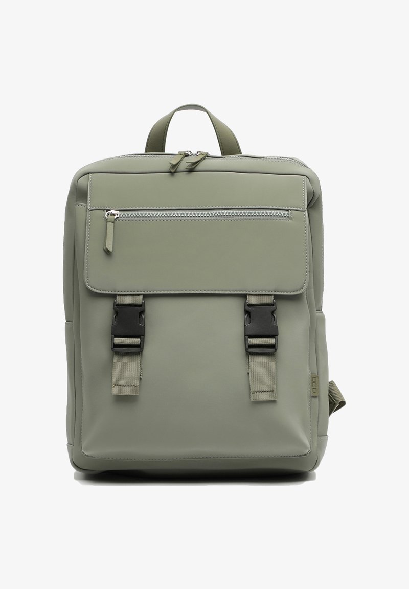 Zaino verde realizzato in materiale liscio, con chiusura superiore a zip, tasca frontale con zip e spallacci regolabili con fibbie in plastica.