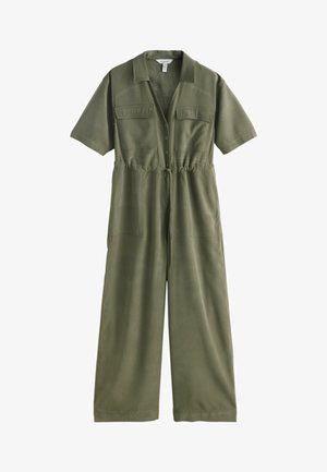 Salopetă verde măsliniu cu mâneci scurte, guler, nasturi frontali cu clips, talie cu șnur și buzunare pe piept cu clapetă, pantaloni cu picioare largi.