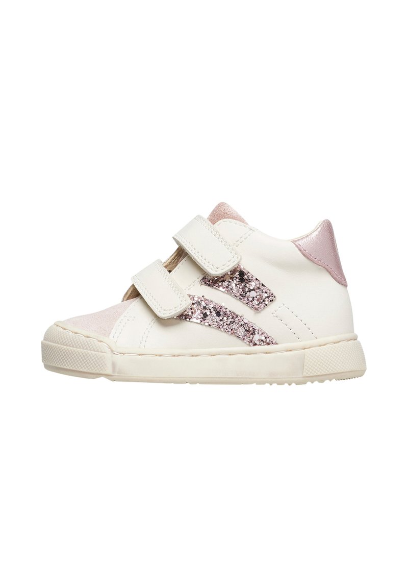 Sneaker di pelle bianca con strisce di glitter rosa, cinturini in Velcro, accentuazione rosa sulla parte del tallone, suola testurizzata e punta in morbido suede.