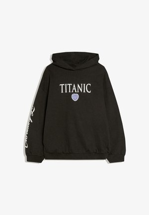 Sweat à capuche noir avec le texte "TITANIC" et un petit cœur bleu graphique sur le devant, ainsi qu'un texte en écriture blanche sur la manche gauche.