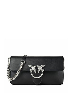 Schwarze Leder-Clutch mit silbernem vogelgeformtem Verschluss und kurzem silbernem Kettenriemen auf weißem Hintergrund.