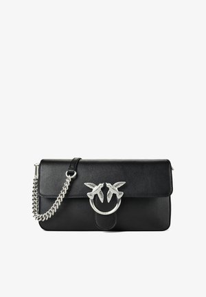 Schwarze Leder-Clutch mit silbernem vogelgeformtem Verschluss und kurzem silbernem Kettenriemen auf weißem Hintergrund.