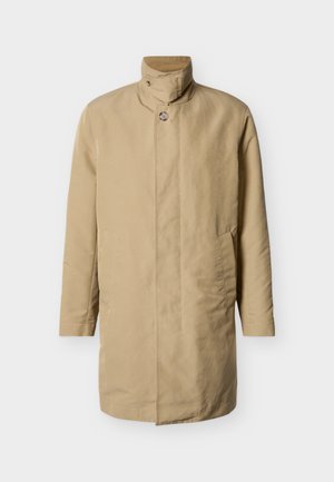 Beige värinen miesten puolipitkä takki, jossa korkea kaulus, napitus ja kaksi sivutaskua, yksinkertaisella vaalealla taustalla.