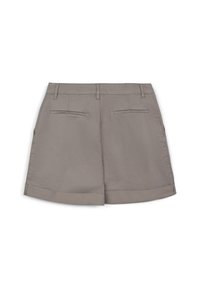 Shorts en coton gris avec une taille plate et un ourlet roulé, dotés de deux poches arrière et de passants de ceinture. Texture lisse, design décontracté.