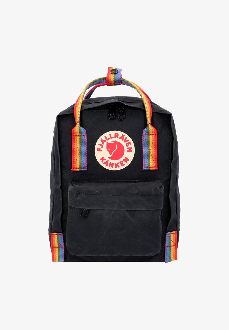 Mochila Kånken preta com alças listradas em arco-íris, patch do logo, bolso frontal com zíper e material durável e texturizado.