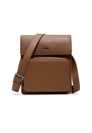 Brązowa skórzana torba na ramię z przednią kieszenią, regulowanym paskiem i logo ALDO na klapie zamykającej, na białym tle.