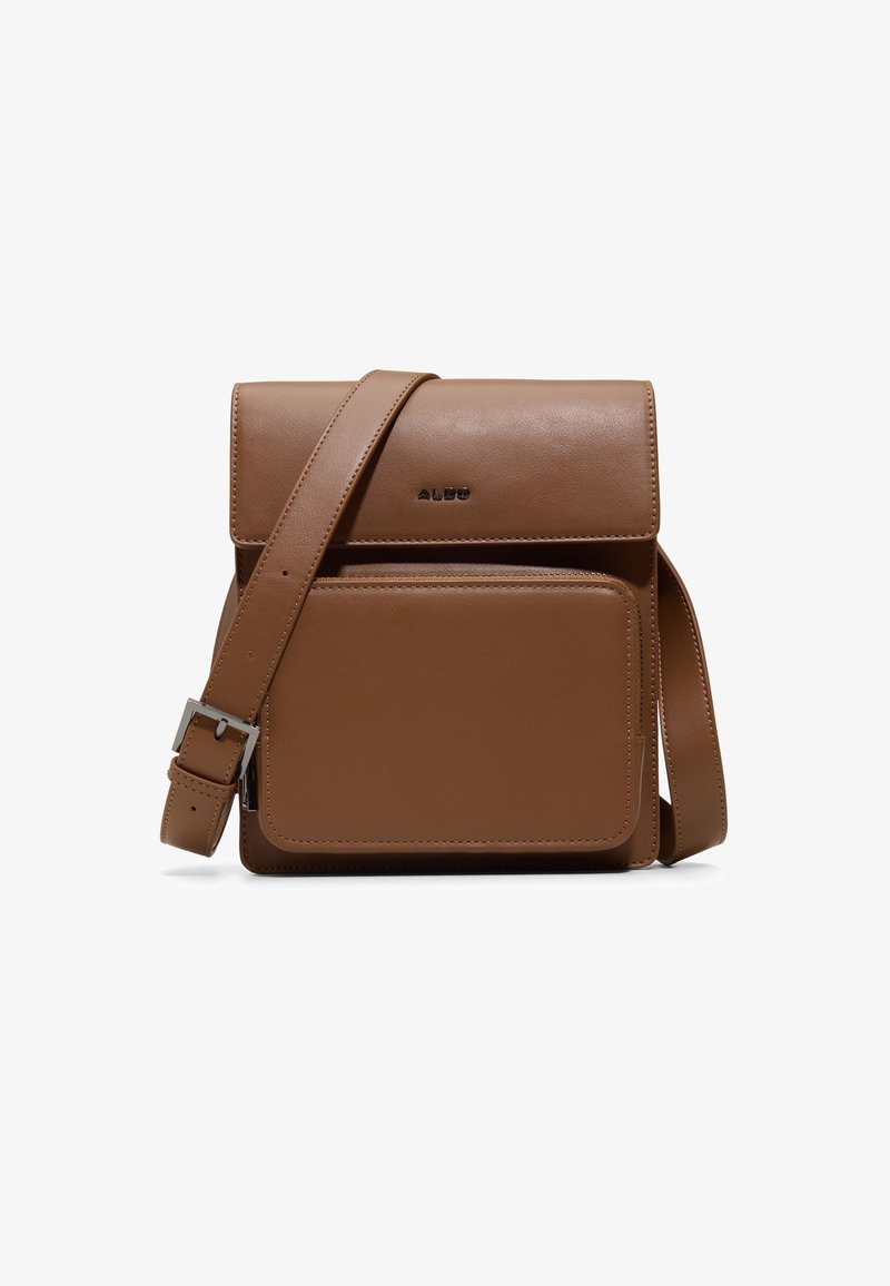 Sac bandoulière en cuir marron avec poche avant, sangle réglable et logo ALDO sur le rabat, sur fond blanc.