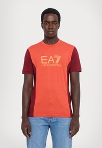 EA7 Emporio Armani Triko s potiskem - syrah