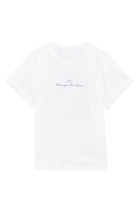 Biała bawełniana koszulka z okrągłym dekoltem i krótkimi rękawami; na górze widnieje niebieski napis "Zawsze Słońce" nad prostą grafiką słońca.