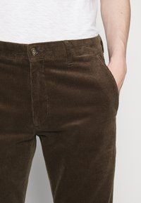 NN.07 Spodnie materiałowe