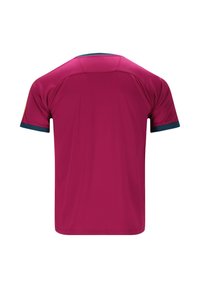 Kortærmet atletisk trøje i livlig magenta med rund halsudskæring og kontrasterende mørk teal detaljer på ærmerne og kraven.