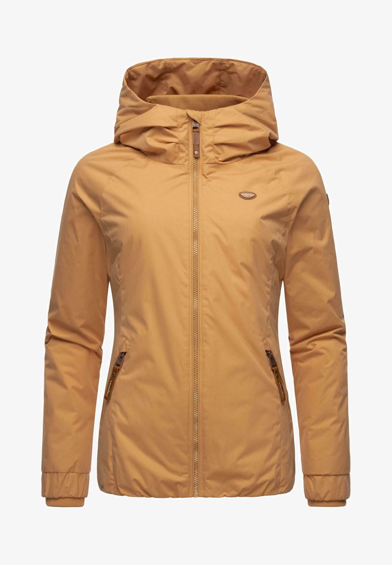 Barna kapucnis dzseki, cipzáras záródással, oldalsó zsebekkel és elasztikus mandzsettákkal. Sima textúra diszkrét varrási részletekkel és logóval kiemelve.