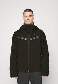 Schwarze wasserdichte Jacke mit Reißverschluss vorne, verstellbarer Kapuze und zwei reflektierenden Streifen über der Brust. Robustes Material und bequeme Passform.