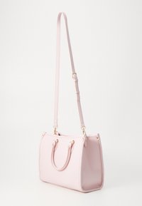 Bolsa de mão rosa clara com um design estruturado, couro sintético texturizado, alças duplas e uma alça ajustável. Detalhes em metal dourado.