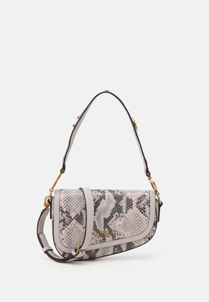 Bolso pequeño de hombro con patrón de piel de serpiente en tonos rosa y gris, herrajes dorados, correa ajustable y logo "GUESS" en la solapa frontal.