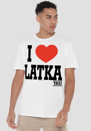 Weißes Baumwoll-T-Shirt mit „I ❤️ LATKA“ in fetten schwarzen Buchstaben, dazu ein rotes Herzgrafik und „TAXI“ in Schwarz auf einem karierten Muster.