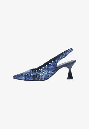 Zapato de slingback azul y morado con lentejuelas, con punta afilada, superficie texturizada y un tacón angular moderado. Presenta una hebilla decorativa.