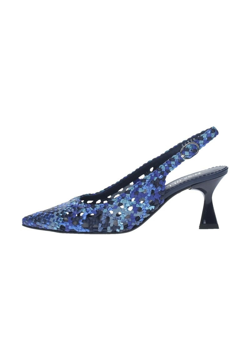 Scarpa slingback blu e viola con paillettes, punta affusolata, superficie texturizzata e tacco angolare moderato. Presenta una fibbia decorativa.