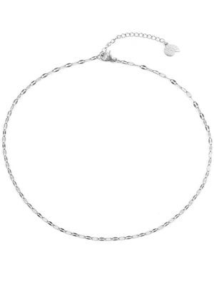 Delicate zilveren ketting met kleine ovale schakels en een verstelbare sluiting die eindigt in een ronde hanger gegraveerd met een spiraalontwerp.