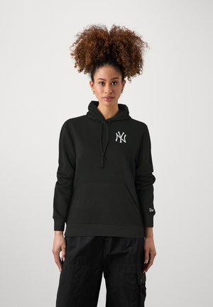 Sudadera con capucha negra, con un bolsillo delantero y un logo blanco en el lado izquierdo del pecho. Presenta un cordón y puños acanalados.