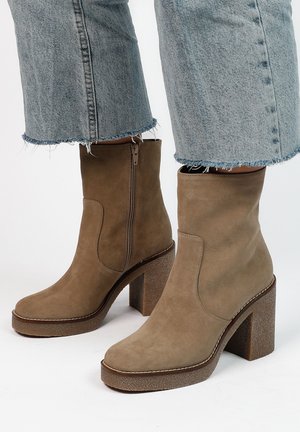 Platform ankle boots - beige