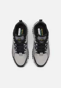 Skechers NIC TRAIL - Tenisice - charcoal/black