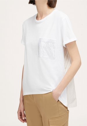 Biała koszulka z krótkim rękawem z teksturowaną kieszenią i wzdłużnymi paskami po bokach, uszyta z bawełnianej tkaniny. Prosty krój i okrągły dekolt.