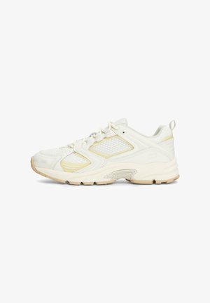 Weißer Sportschuh mit einem Obermaterial aus Mesh, Gummisohle und strukturierten Akzenten. Verfügt über ein Schnürsystem und eine verstärkte Ferse zur Unterstützung.