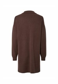 Suéter marrón de punto, oversized, con cuello tipo camisa y mangas largas, que presenta un dobladillo recto y una textura suave.