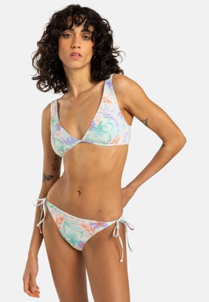Blommigt bikinitset i ljusa pastellfärger. Toppen har en V-ringad design, medan trosorna har justerbara knytband på sidorna. Slät tygtextur.