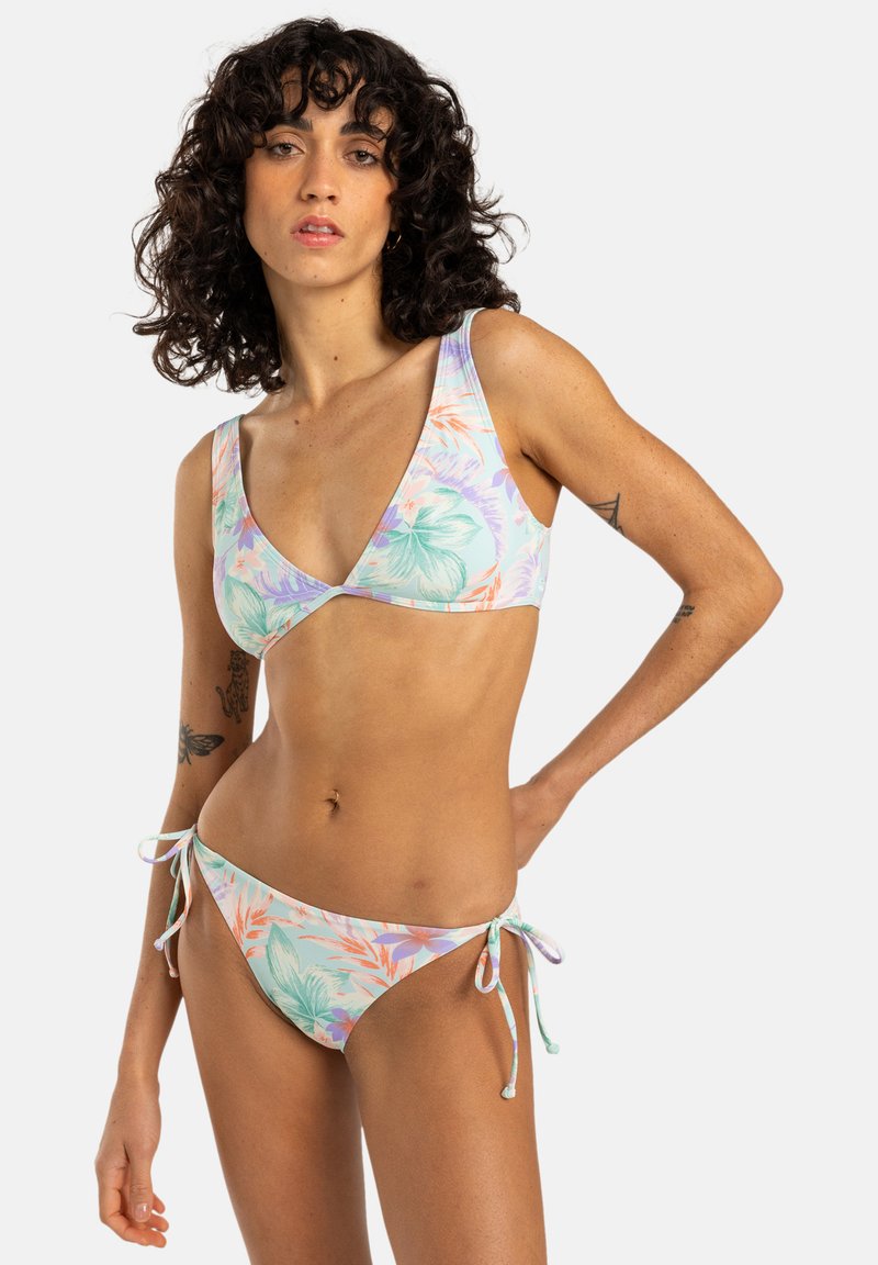Blumenbikini-Set in sanften Pastellfarben. Das Oberteil verfügt über ein V-Ausschnitt-Design, während die Unterteile verstellbare Bindebänder an den Seiten besitzen. Glatter Stoff.