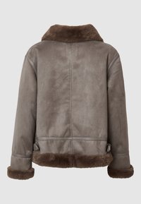Veste en shearling marron avec une texture douce, dotée d'un col et de manches en fourrure, et d'une finition extérieure lisse. Coupe décontractée et design mi-long.