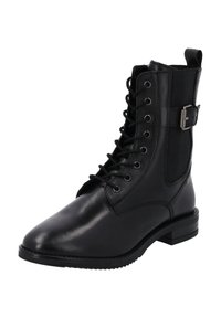 Bottine noire en cuir avec un design à lacets, panneaux élastiques sur les côtés, un petit talon carré et une accent en métal en forme de boucle. Texture lisse.