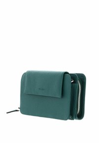 Portefeuille en cuir texturé teal avec fermeture à rabat, section zippée visible et nom de la marque subtilement embossé sur le devant.