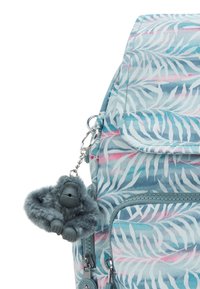 Mochila de color azul claro con un patrón de hojas en blanco y rosa, que presenta un llavero de gorila peludo gris en una cadena plateada. Detalles de acento en el cierre.