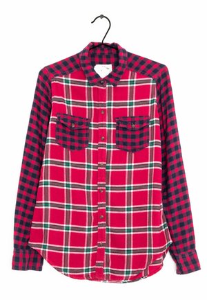 Rood en marineblauw geruit overhemd met lange mouwen, voorzien van twee klepzakken, knoopsluitingen en een gebogen zoom; groene accenten in het ruitpatroon.