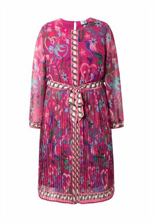Vaaleanpunainen, laskostettu pitkähihainen mekko, jossa on kukka- ja lintukuvioita, vyötäröllä solmittava vyö ja vihreä-valkoinen aaltoileva koriste edessä ja hihojen manseteissa.