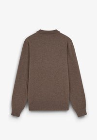 Brun sweater med høj krave, lange ærmer og tekstureret strikstof. Glat overflade med minimale sømme og en afslappet pasform.