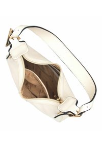 Vit läderaxelväska med bred rem, spänne i guldton och öppen dragkedja som visar beige tygfoder med varumärkestext.