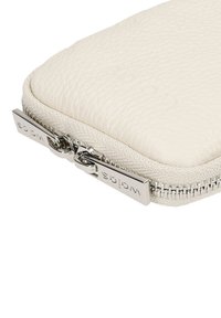 Pochette con zip in pelle bianca testurizzata con zip metallica argento. Marchio ben visibile sul tirante della zip. Forma rettangolare compatta.