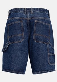 Ciemnoniebieskie szorty dżinsowe z dużymi tylnymi kieszeniami, szlufkami na pasek i boczną kieszenią użytkową z paskiem.