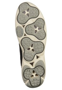 Sole di scarpa nera con un motivo in gomma distintivo. Presenta punti di presa prominenti e fori di ventilazione, con aree chiare e scure in contrasto.