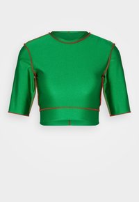 Top verde cropped feito de material brilhante, com mangas curtas e costuras de destaque vermelhas ao longo das bordas e nos ombros, apresentando um decote redondo.